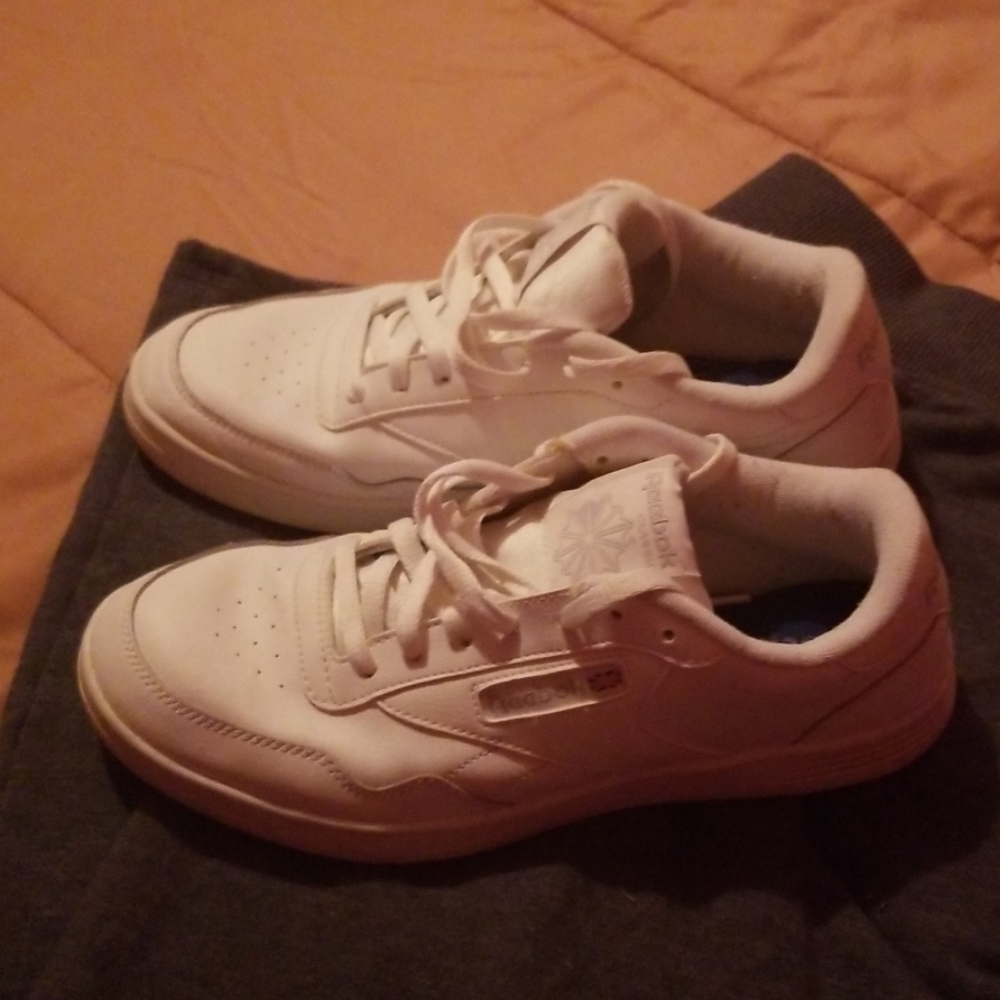 Tennis shoes